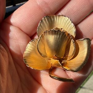 Elegant Giovanni Gold Flower Brooch